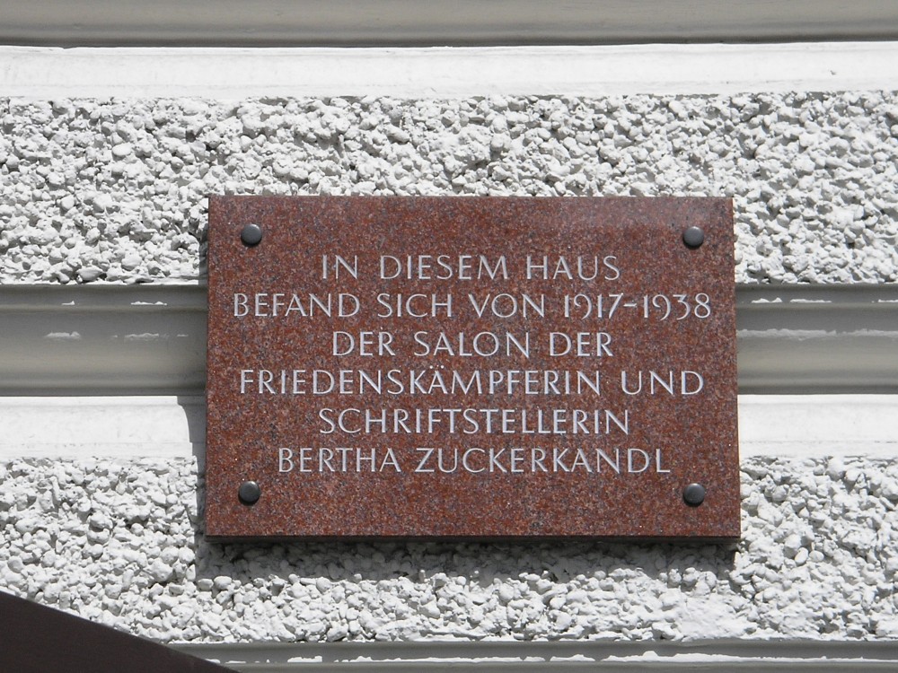 Gedenktafel für Bertha Zuckerkandl am Café Landtmann in Wien<small>© Wikimedia Commons / [Public Domain]</small>