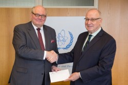 Ambassador Ghislain D’Hoop with Aldo Malavasi (IAEA)<small>© Embassy of Belgium in Vienna</small>