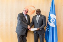 Ambassador Ghislain D’Hoop with Lassina Zerbo (CTBTO)<small>© Embassy of Belgium in Vienna</small>