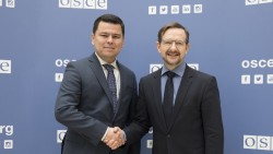 Sherzod Asadov, Permanent Rep. of Uzbekistan to the OSCE (l.)<small>© OSCE / Malika Kanatbek (kyzy, ID 404816)</small>