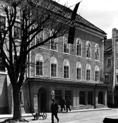 Adolf Hitler's birthplace in Braunau with swastika flag in 1934<small>© Wikimedia Commons / Friedrich Weiler [Public Domain]</small>