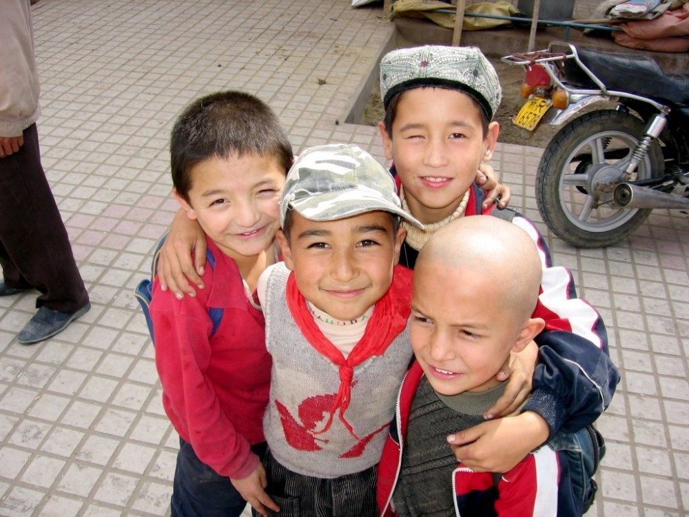 Uyghur Boys, Xinjiang, China<small>© Wikimedia Commons / Colegota [CC BY-SA 2.5 es]</small>