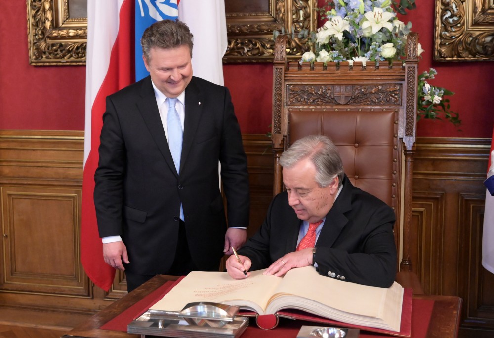 Guterres also signed the Golden Book of the City of Vienna<small>© Magistrat der Stadt Wien / C.Jobst/PID</small>