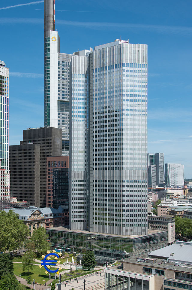 Eurotower Frankfurt, HQ of SSM Single Supervisory Mechanism<small>© Wikimedia Commons / Epizentrum [CC BY-SA 3.0]</small>