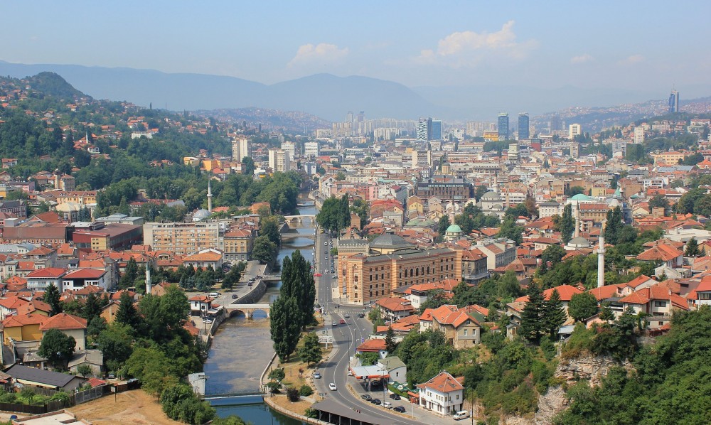 View from the east over the Bosnian capital Sarajevo.<small>© Wikimedia Commons / Julian Nitzsche [CC BY-SA 4.0]</small>