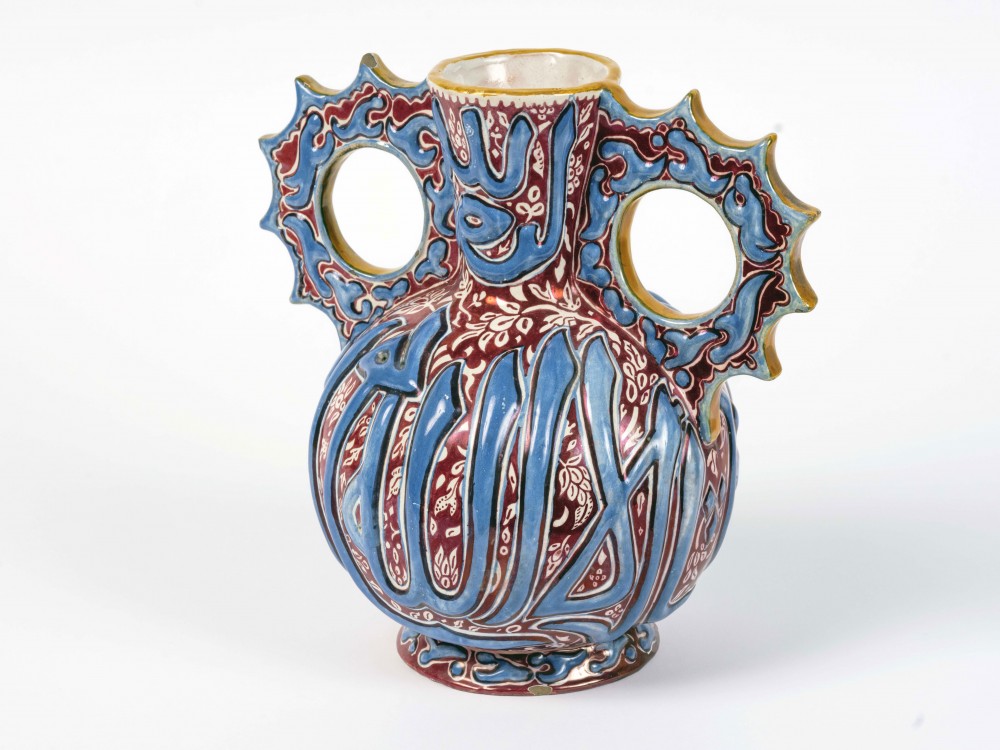 Moorish ceramic vase glazed with blue and brown decoration.<small>© Sheikh Faisal Bin Qassim Al Thani Museum</small>