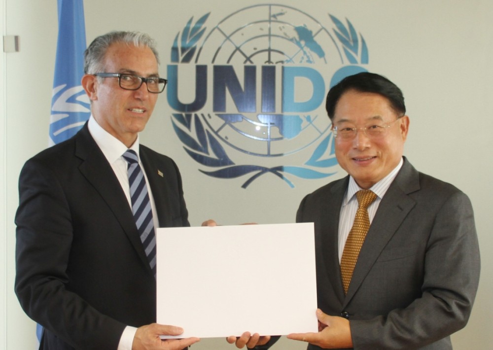 Juan Carlos Ojeda Viglione presented his credentials to Li Yong.<small>© UNIDOUNIDO United Nations Industrial Development Organization</small>