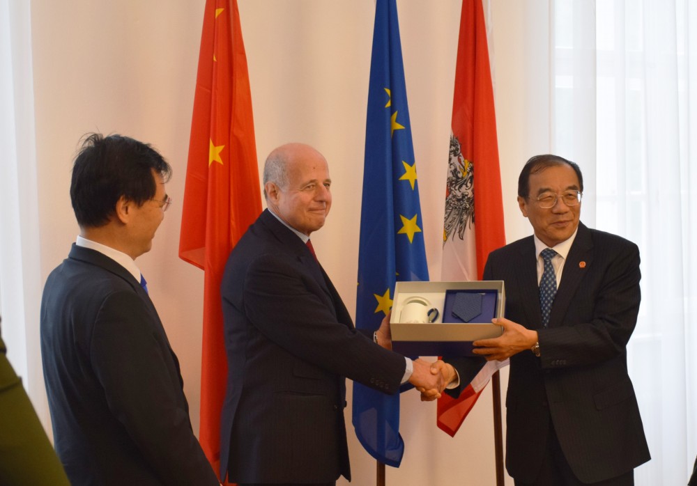 Yang Xiaodu with Vice Chancellor Clemens Jabloner<small>© BMVRDJ - BM für Verfassung, Reformen, Deregulierung und Justiz</small>