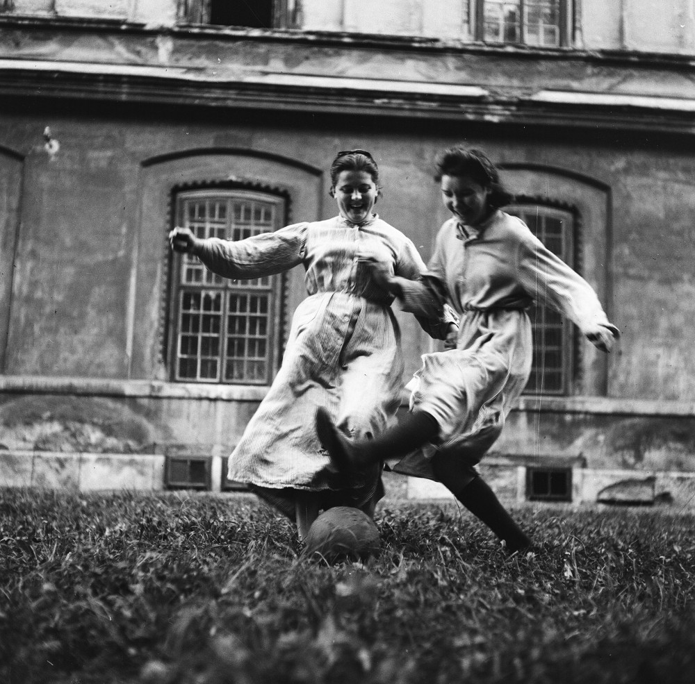 Schwestern des Kinderheims „Am Himmel“ beim Fußballspiel. 1952<small>© Okamoto / ÖNB</small>