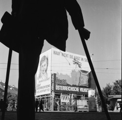 Kriegsversehrter betrachtet ÖVP Wahlplakat 1949.<small>© Okamoto / ÖNB</small>