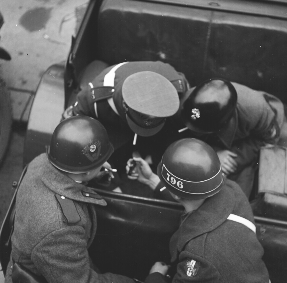 Alliierte Militärpolizei bei einer Zigarettenpause. Um 1950<small>© Okamoto / ÖNB</small>