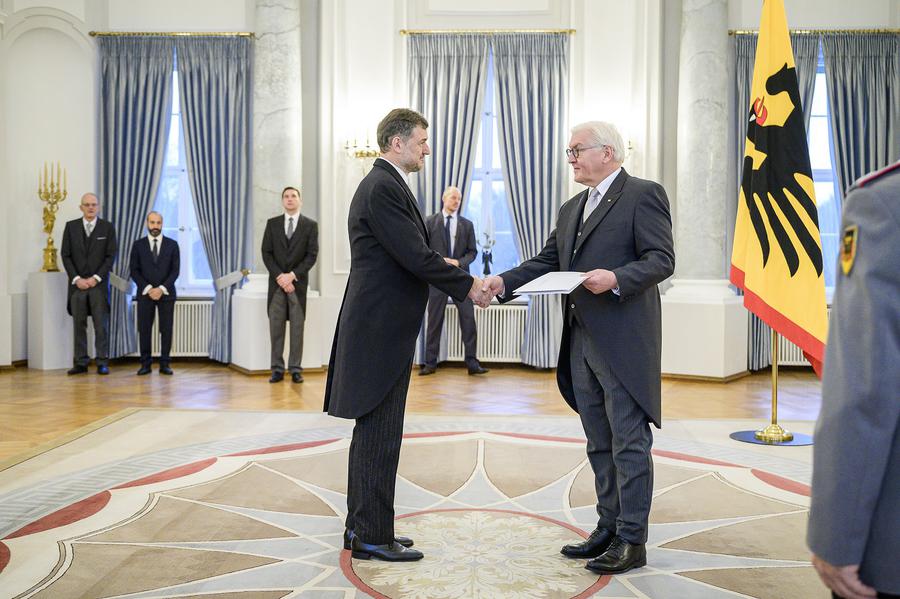 Mr. Labarrère presents his credentials to Mr. Steinmeier<small>© Deutsche Bundesregierung / Jesco Denzel</small>