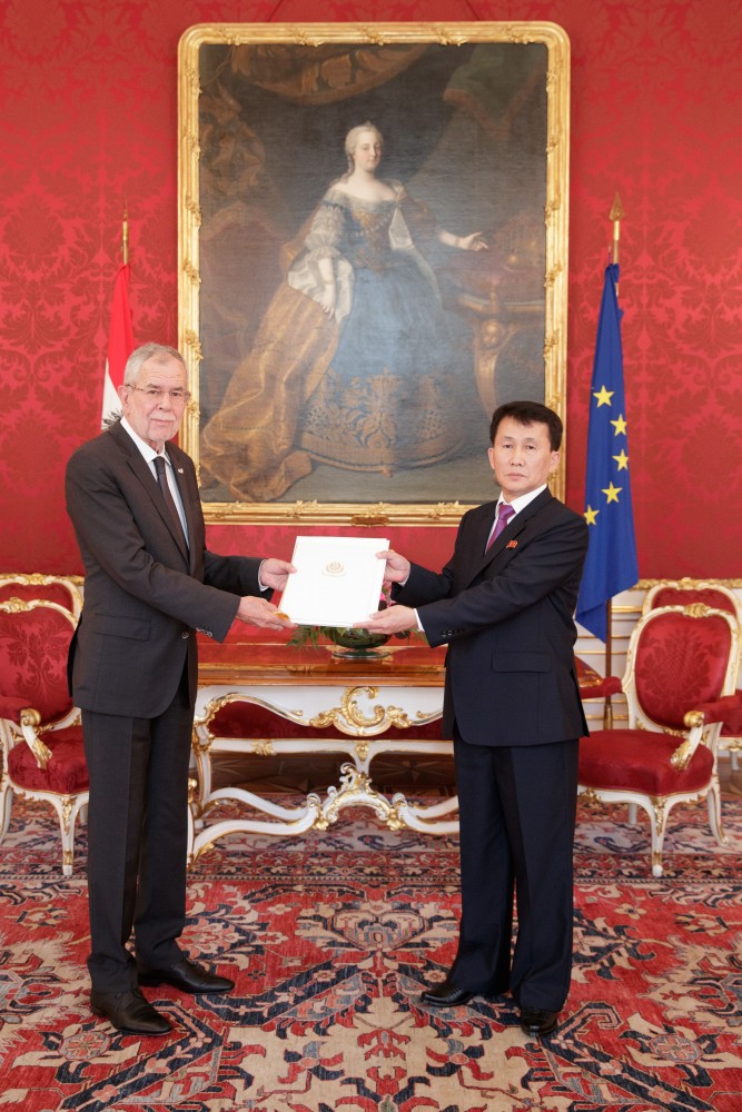 Ambassador of North Korea to Austria, H.E. Mr. Choe Kang Il.<small>© www.bundespraesident.at / Peter Lechner and Harald Minich / HBF</small>