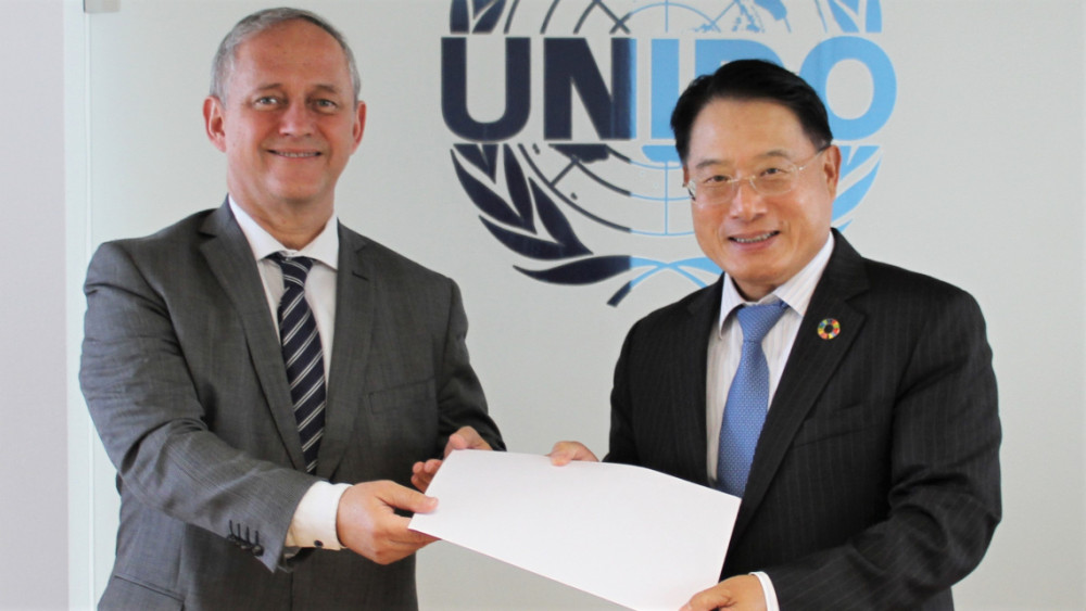 Luis Javier Campuzano Piña with UNIDO Director General Li.<small>© United Nations Industrial Development Organization</small>