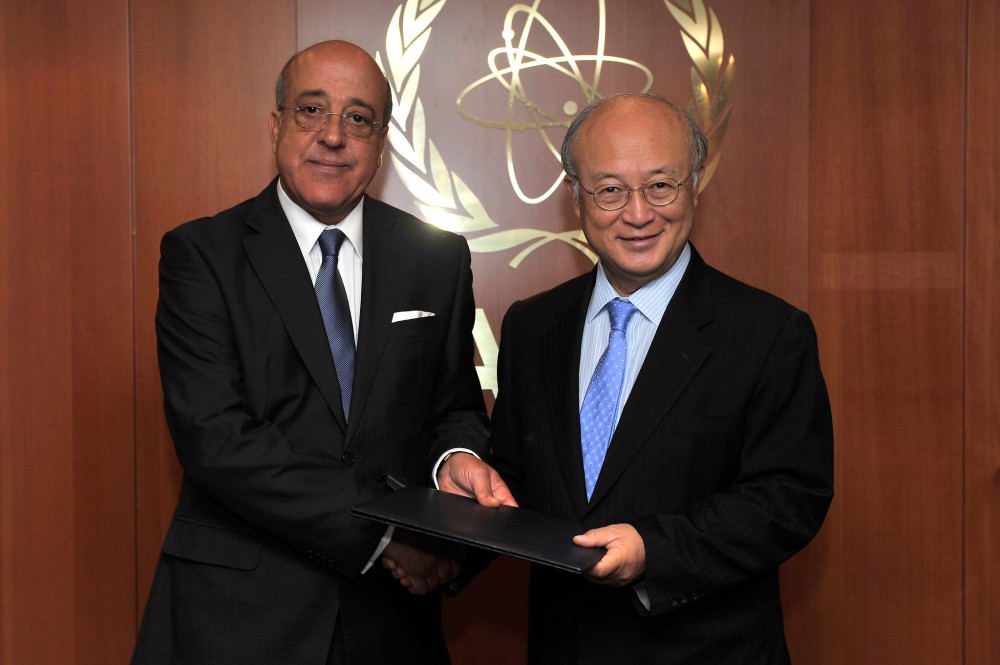 Mohamed Samir Koubaa (left) and IAEA Director General Amano.<small>© IAEA International Atomic Energy Agency / Dean Calma (CC BY 2.0)</small>