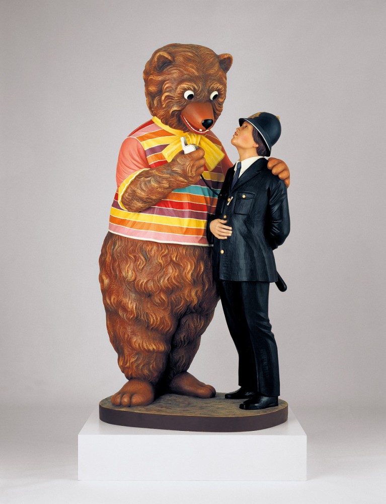 Jeff Koons: Bear and Policeman, 1988<small>© Jeff Koons / Kunstmuseum Wolfsburg / Photo: Gautier Deblonde</small>