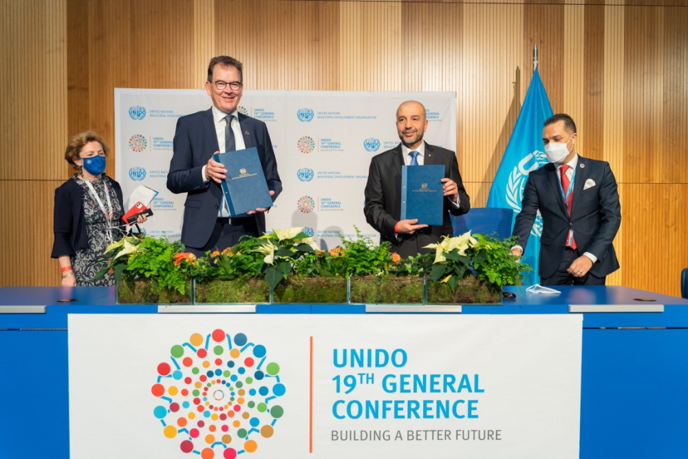 Gerd Müller (center left) and Mohamed Mezghani (center right)<small>© UNIDO United Nations Industrial Development Organization</small>