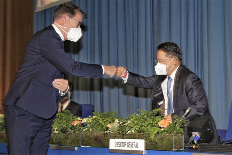 Handover: Li Yong, Gerd Müller (left)<small>© UNIDO / Flickr / (CC BY-ND 2.0)</small>