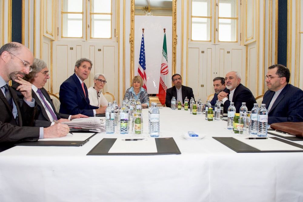 Robert Malley (left) in 2015 JCPOA Negotiations in Vienna<small>© Wikimedia Commons / U.S. Department of State, Public domain</small>