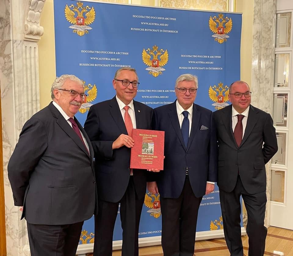 Ambassador Dmitrij Ljubinskij displays new book: Moskau in Wien<small>© Facebook / Russian Embassy Vienna / Russische Botschaft Wien</small>