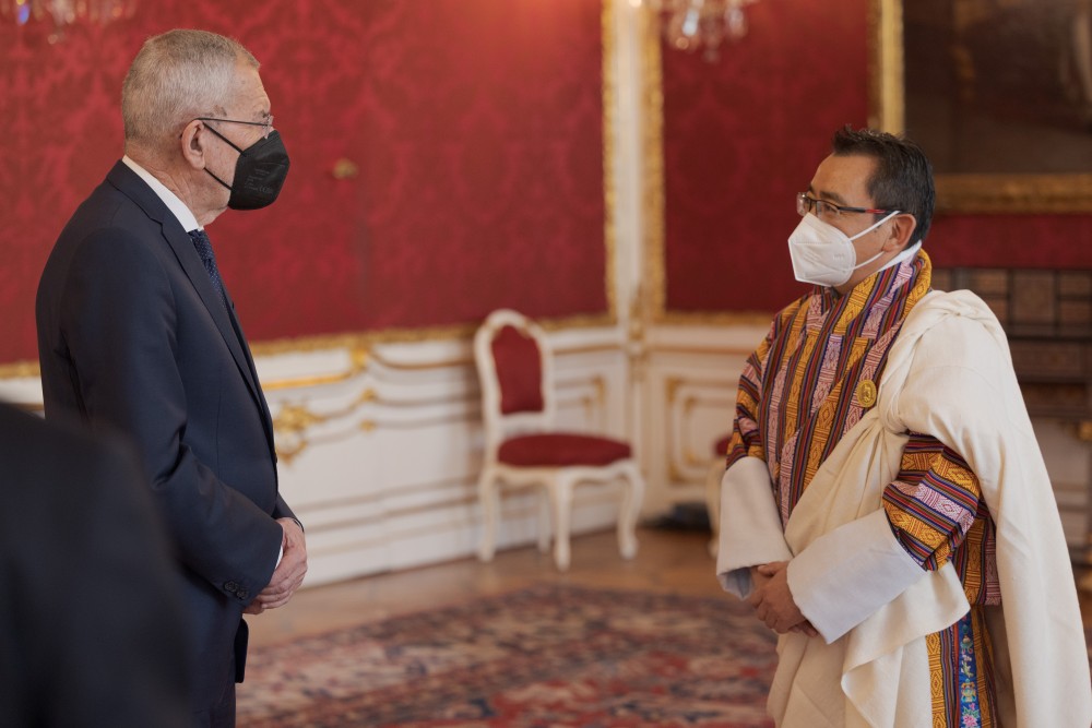 Ambassador Tenzin Wangchuk (R) & President Van der Bellen (L)<small>© www.bundespraesident.at / HBF</small>