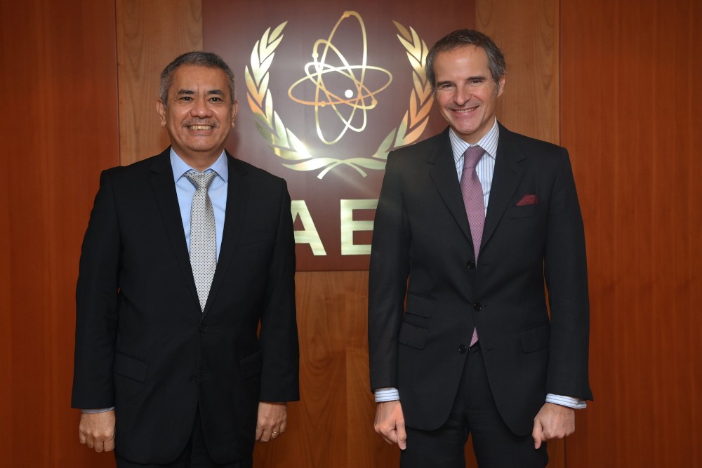 Permanent Representative Agusman (L) & IAEA D.G. Grossi( R)<small>© IAEA International Atomic Energy Agency / Dean Calma</small>