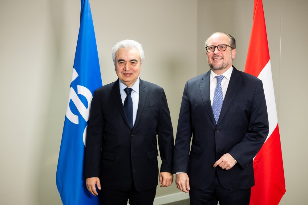Schallenberg (l.) and IEA Executive Director Fatih Birol (r.).<small>© BMEIA/ Gruber/ Flickr Attribution 2.0 Generic (CC BY 2.0)</small>