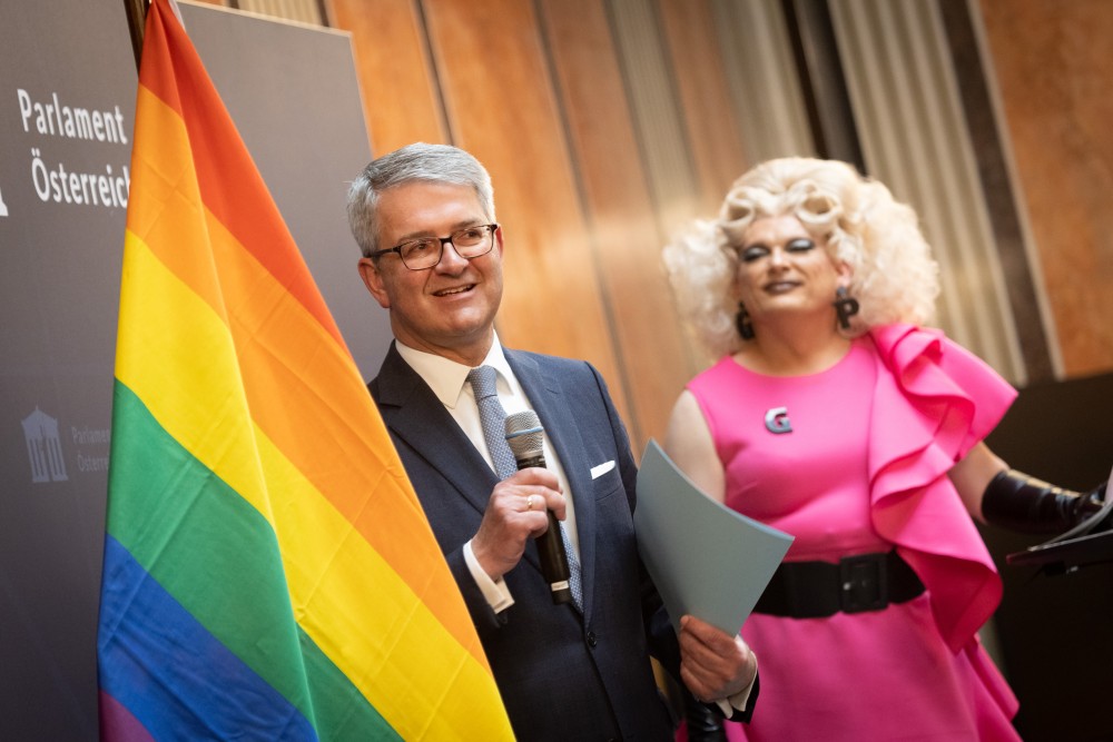 Alexis Wintoniak and presenter drag queen Grazia Patricia.<small>© Parlamentsdirektion/Ulrike Wieser</small>