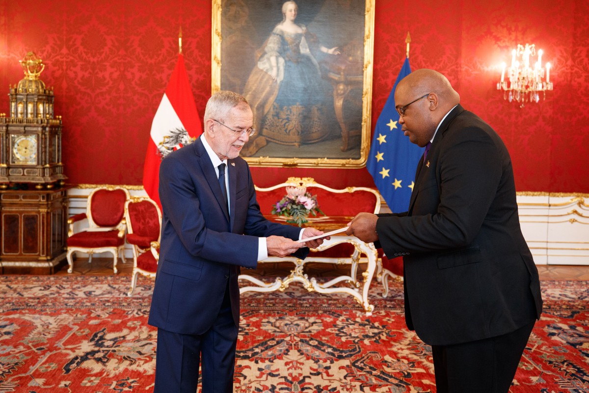 The new Ambassador of Barbados to Austria, Chad Blackman (right), presents his credentials to President of Austria, Alexander Van der Bellen (left).<small>© www.bundespraesident.at / Peter Lechner / HBF</small>