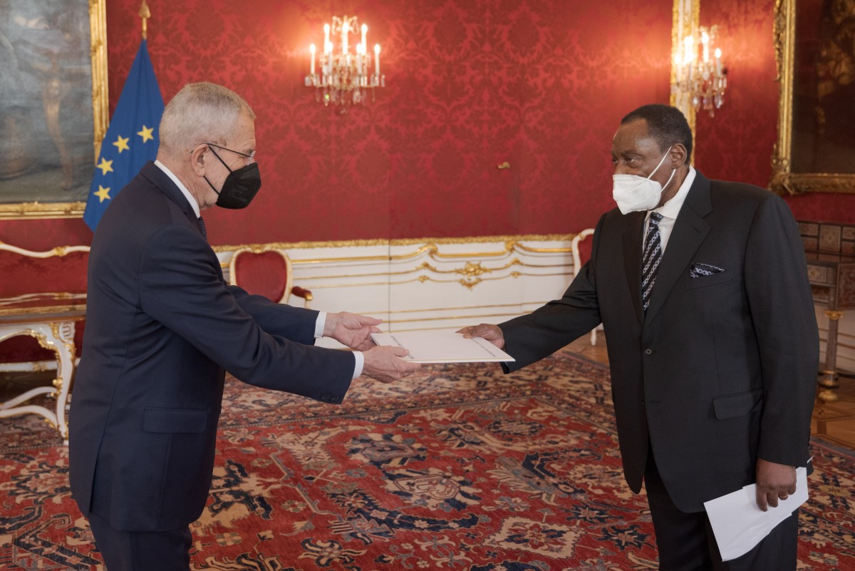 Ambassador of Congo to Austria Mamadou Kamara Dekamo (right) presents credentials to Austrian President Alexander Van der Bellen (left).<small>© www.bundespraesident.at / HBF</small>