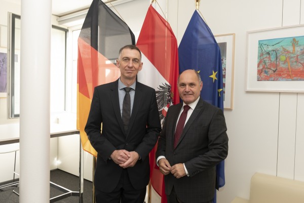 Ambassador of the Federal Republic of Germany H.E. Mr. Ralf Beste met the First President of the National Council Wolfgang Sobotka.<small>© Parlamentsdirektion / Raimund Appel</small>