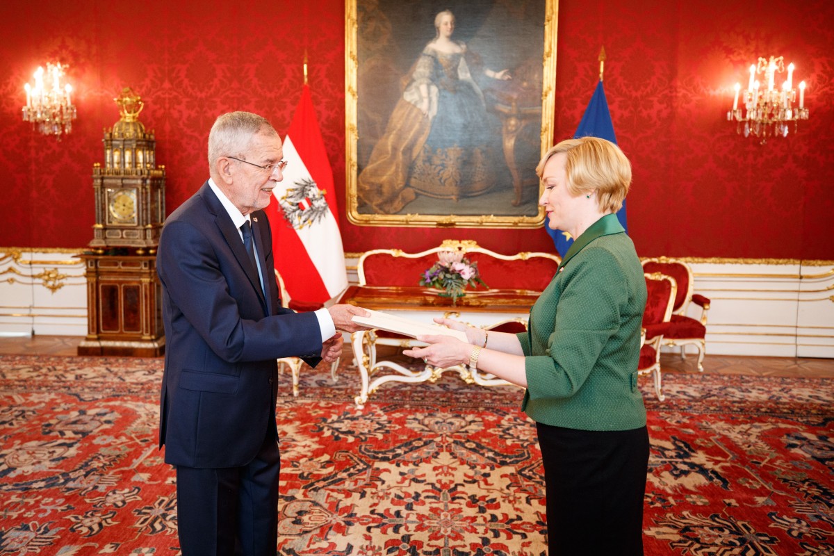 Ambassador of Latvia to Austria, Guna Japiņa (right), presents her credentials to Austrian President Alexander Van der Bellen (left).<small>© www.bundespraesident.at / Peter Lechner / HBF</small>