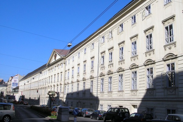 In conjunction with Vienna School for International Studies, AACC organized the "Ambassadors' Meeting" at the Diplomatic Academy of Vienna.<small>© Wikimedia Commons / Gryffindor [Public Domain]</small>