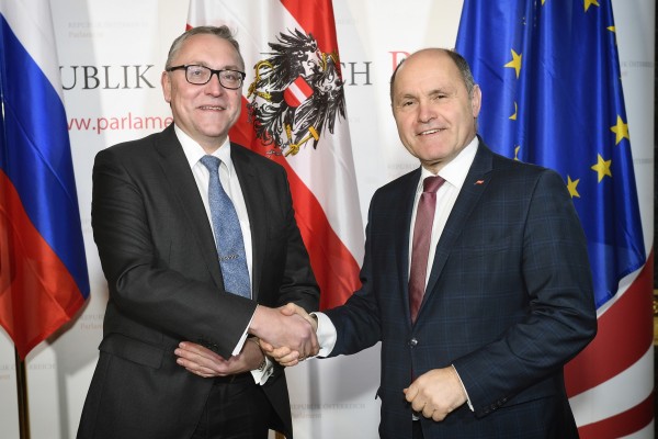 Dmitrij Ljubinskij, Ambassador of the Russian Federation to the Republic of Austria, with the President of the Austrian National Council (right).<small>© Parlamentsdirektion / Johannes Zinner</small>