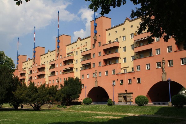 The Karl-Marx-Hof in 1190 Vienna, built between 1927 and 1933, is one of the best-known examples of urban housing, where large residential blocks were built around a courtyard with wide green areas.<small>© Wikimedia Commons / Dreizung [CC BY-SA 3.0 (https://creativecommons.org/licenses/by-sa/3.0)]</small>