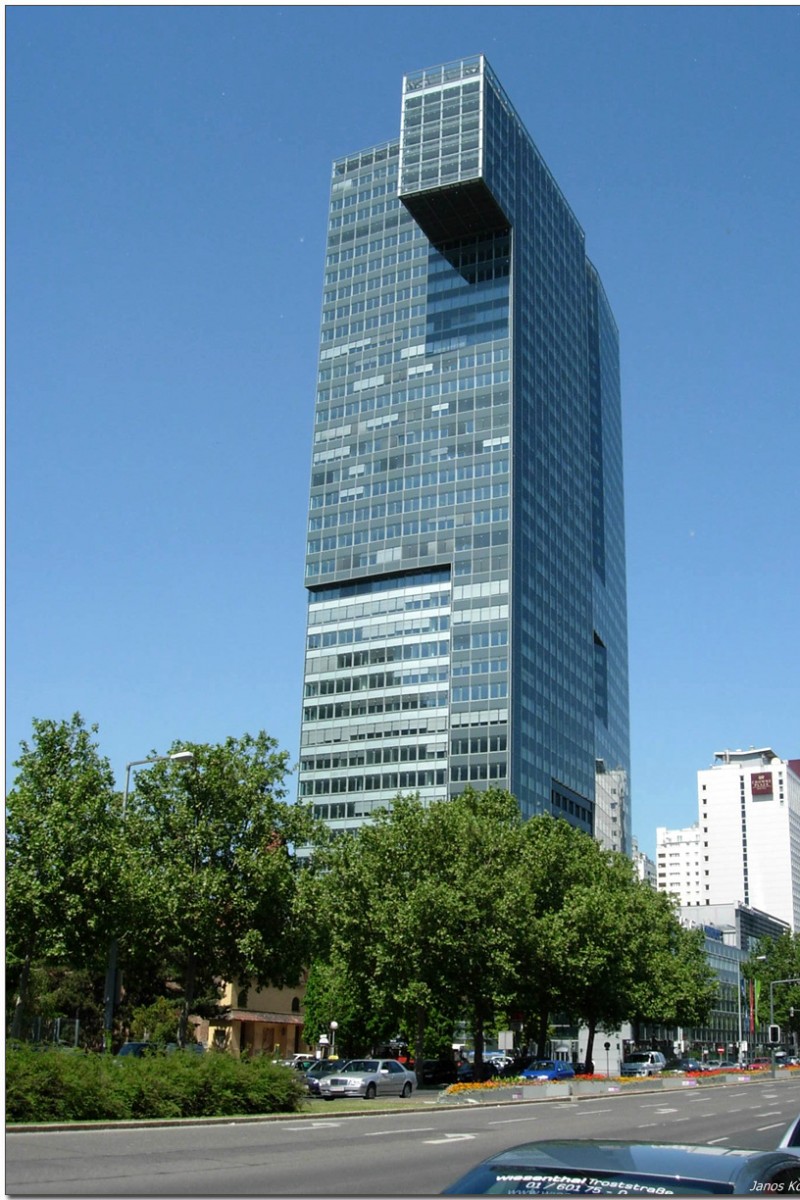 Huawei Technologies Austria GmbH is headquartered in the IZD Tower at Wagramer Straße 19, 1220 Vienna, just opposite the VIC Vienna International Centre.<small>© Flickr / Janos Korom / [CC BY-SA 2.0(https://creativecommons.org/licenses/by-sa/2.0/)]</small>