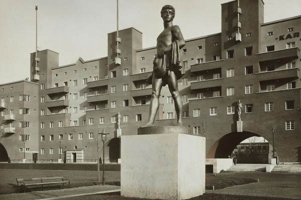 Karl-Marx-Hof, Commemorative Courtyard with Sculpture „The Sower“, ca. 1930<small>© Wien Museum</small>