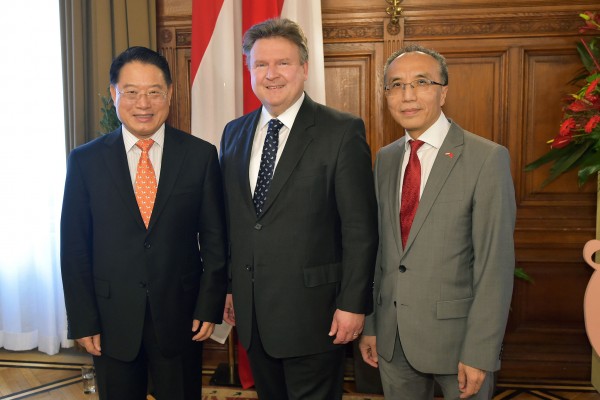 Li Yong, Michael Ludwig, Li Xiaosi (from left to right)<small>© Magistrat der Stadt Wien / C.Jobst/PID</small>
