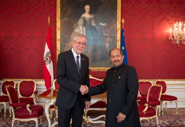 New Ambassador of the Islamic Republic of Pakistan to Austria, H.E. Mr. Mansoor Ahmad Khan, presenting Letter of Credence to Austrian Federal President Alexander Van der Bellen at the Imperial Palace in Vienna<small>© www.bundespraesident.at / Carina Karlovits / HBF</small>