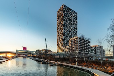 The Marina Tower, located in the immediate vicinity of the U2 "Donaumarina" station, built by Buwog together with IES Immobilien, is currently one of Vienna's most innovative and unique urban development projects.<small>© Marina Tower Holding GmbH</small>