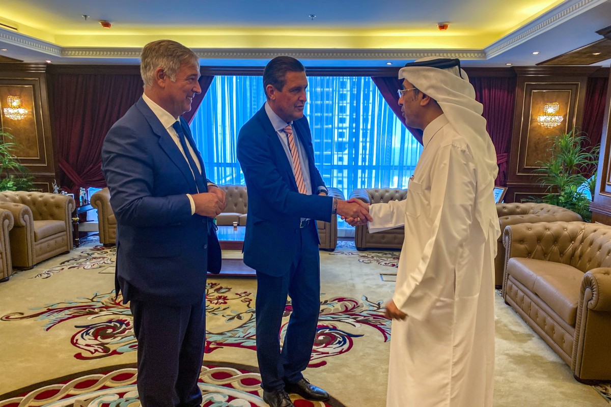 City Councilor Peter Hanke (mid) & WKW President Walter Ruck (left) in Qatar: "We are currently seeing a very dynamic situation here. This means great opportunities for Vienna. We want to increasingly focus our efforts on this market."<small>© WKW Wirtschaftskammer Wien - Vienna Chamber of Commerce / Viktor Vanicek</small>
