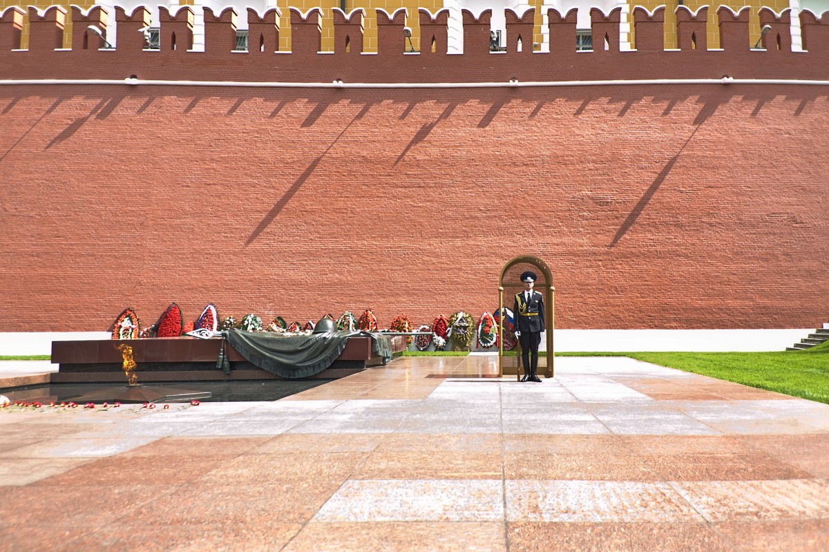 The Moscow Tomb of the Unknown Soldier is located in the Alexander Garden near the Kremlin. Here the soviet martyrs of the Second World War are commemorated.<small>© Wikimedia Commons / Hans-Jürgen Neubert, CC BY 4.0 </small>