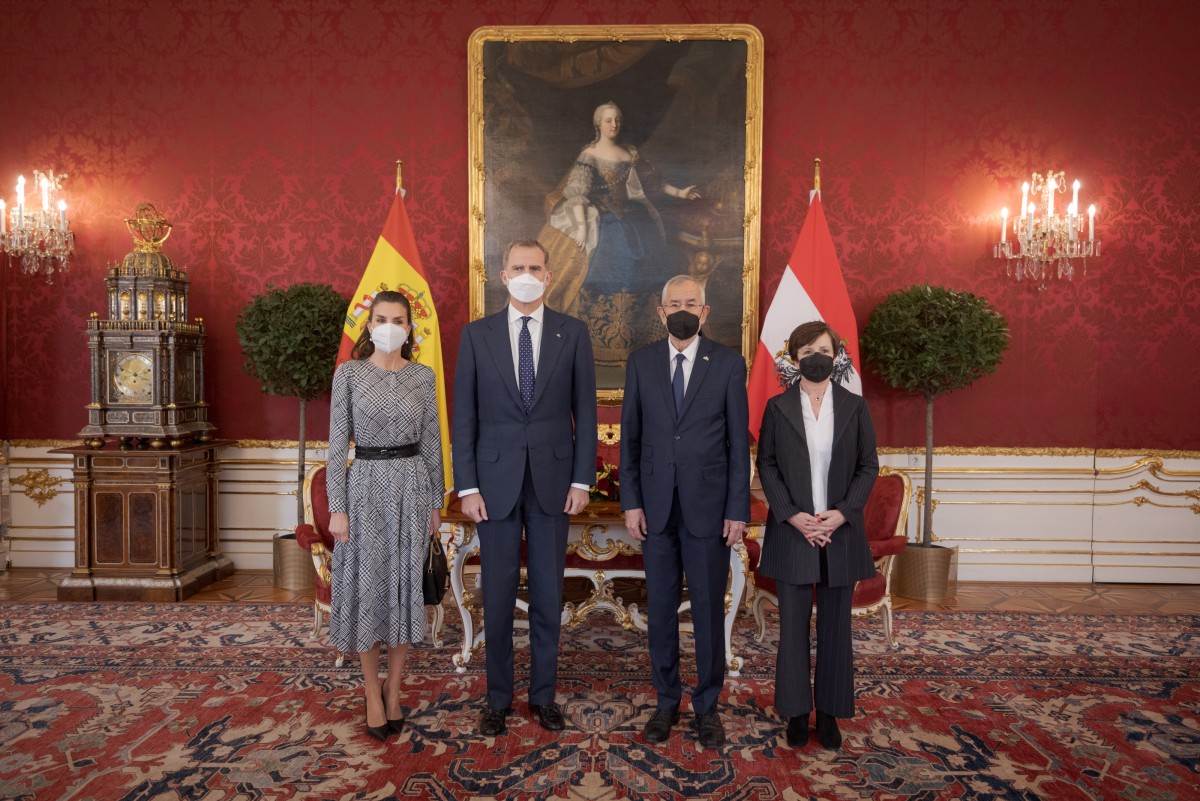 King Felipe VI (mid-left) and Queen Letizia (left) of Spain meeting with Austrian President Alexander Van der Bellen (mid-right) and his wife Doris Schmidauer (right) in Vienna.<small>© www.bundespraesident.at / Carina Karlovits and Peter Lechner / HBF</small>