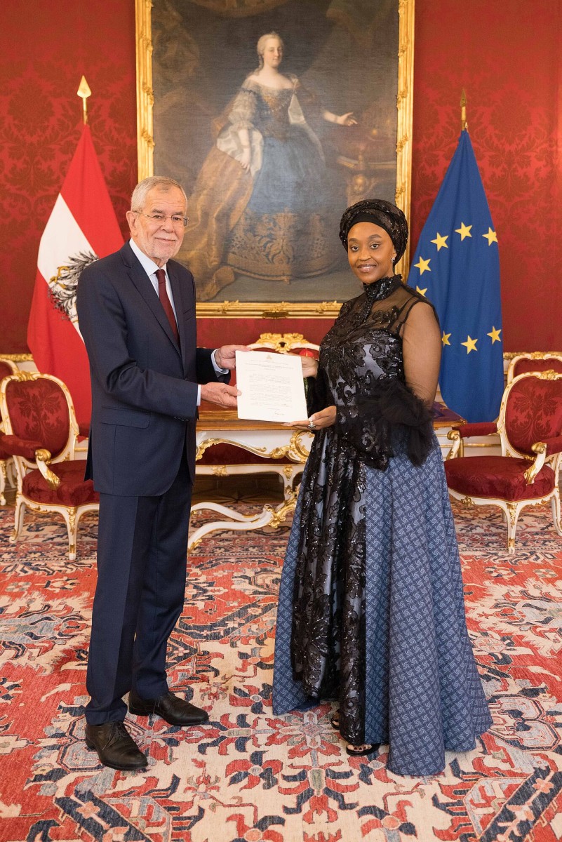President of Austria and Ambassador of the Kingdom of Lesotho to Austria, H.E. Senator Barbara Masupha.<small>© www.bundespraesident.at / HBF</small>