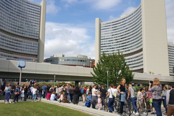 Open House Day at VIC an Organizational Fiasco: Many visitors gave up disappointed and left the queue after some time of waiting.<small>© Vindobona.org</small>
