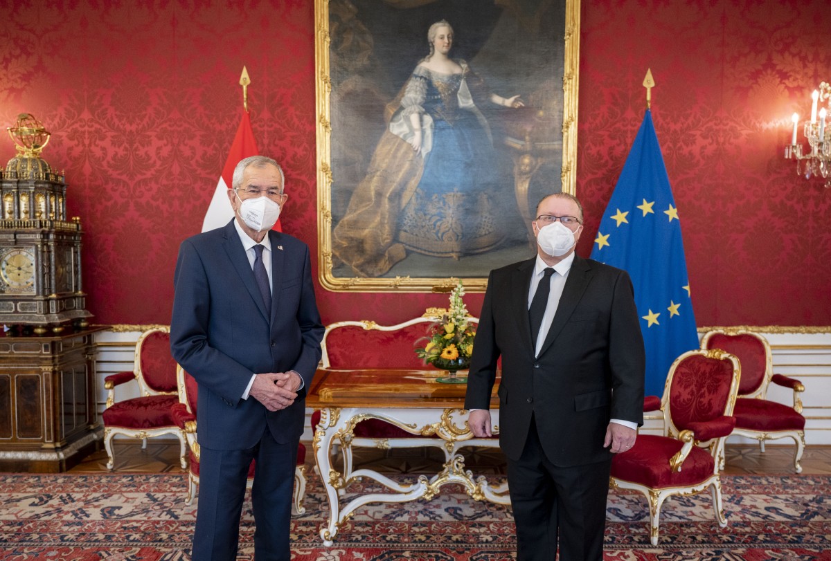 The new Ambassador of Canada to Austria, H.E. Troy Lulashnyk (right), presents his credentials to Austrian President Alexander Van der Bellen (left).<small>© www.bundespraesident.at / HBF</small>