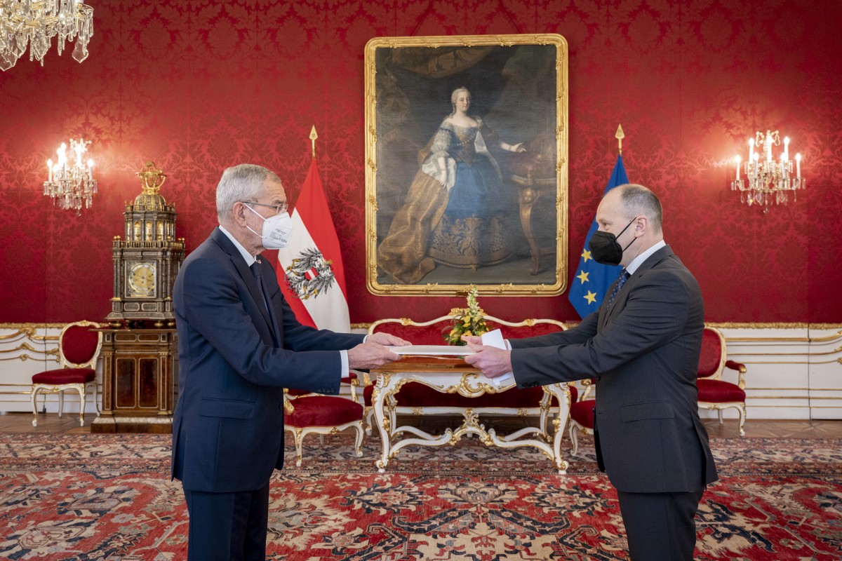 The new Ambassador of Ukraine to Austria Vasyl Khymynets (right) presents his credentials to Austrian President Alexander Van der Bellen (left).<small>© www.bundespraesident.at / HBF</small>