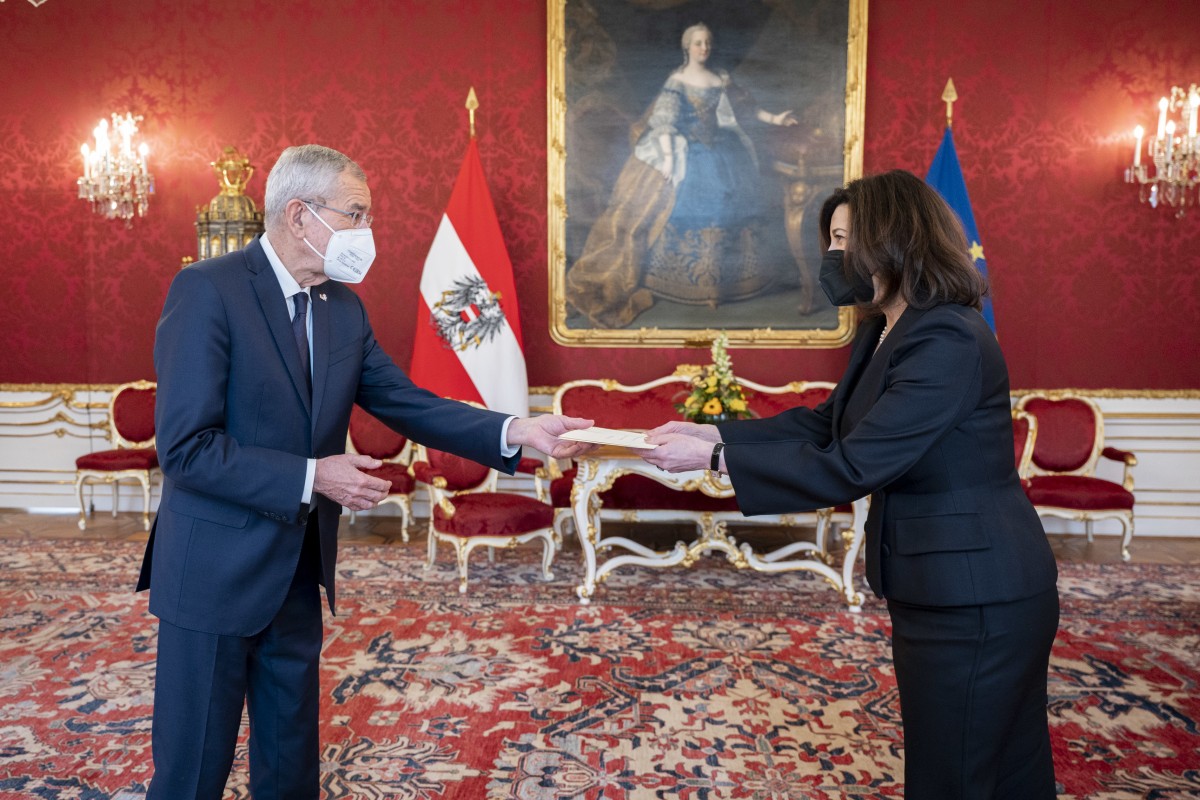 Ambassador of the United States to Austria Victoria Kennedy (right) presents her credentials to Austrian President Alexander Van der Bellen (left).<small>© www.bundespraesident.at / HBF</small>