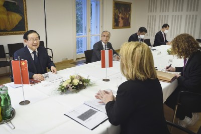 From left: Chairman of the China Zhi Gong Party (Sub-organization of United Front of China) Wan Gang, and China's Ambassador to Austria Li Xiaosi.<small>© Parlamentsdirektion / Johannes Zinner</small>